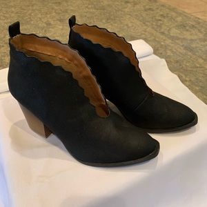 Qupid Black Scalloped V Cut Bootie sz 7